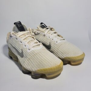 Women Nike Air Vapourmax Flynit  Condition : Very Good Size : US 7 25 cm