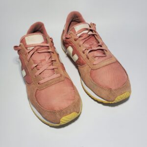 Women New Balance Sneakers  Condition : Good Size : US 7.5